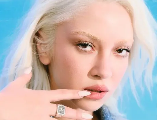 Ece Seçkin Bio: Height, Age, Net Worth, Husband, Songs, Career, Parents, Instagram, Albums