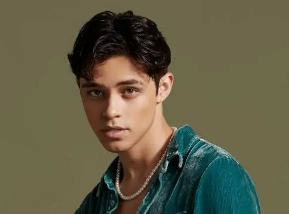 Alex Hoyer Biography: Girlfriend, Age, Height, Net Worth, Parents, Awards, Movies & TV Shows, Siblings, Instagram