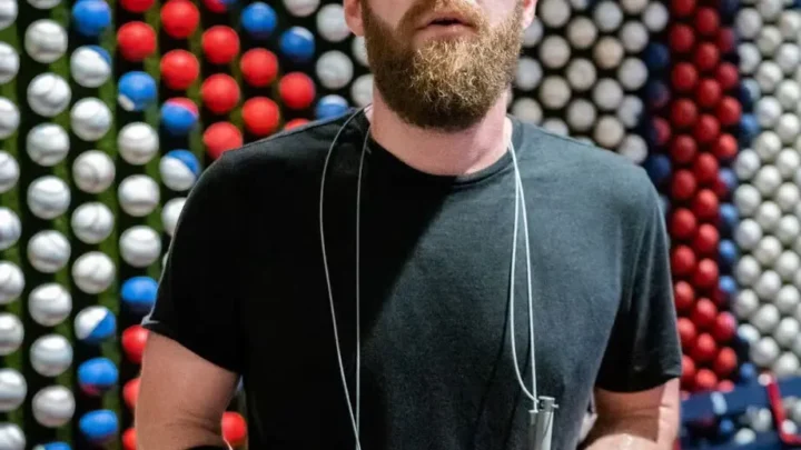 Andy Hull Biography: Singles, Parents, Songs, Ethnicity, Voice, Age, Net Worth, Awards, Instagram, Wife