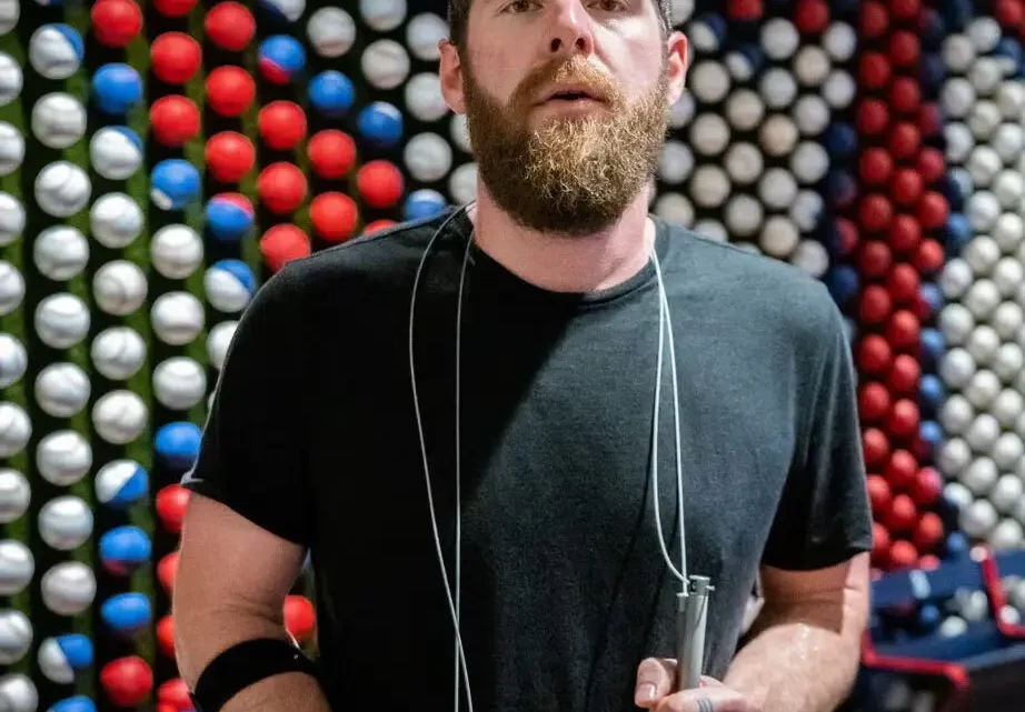 Andy Hull Biography: Singles, Parents, Songs, Ethnicity, Voice, Age, Net Worth, Awards, Instagram, Wife