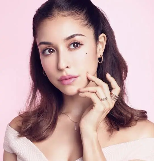 Beni (singer) Bio: Age, Husband, Child, Height, Net Worth, Albums, Songs, Career, Instagram