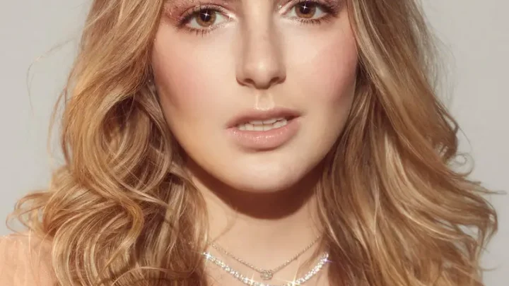 Regina Pavón Biography: Instagram, Awards, Movies, Age, Height, Ethnicity, Parents, Religion