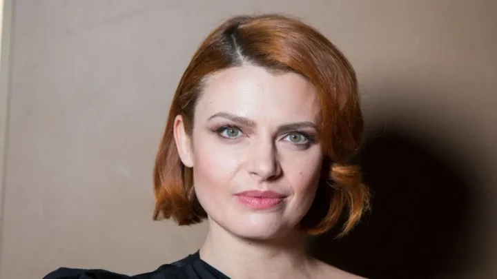 Élodie Frégé Biography: Age, Songs, Net Worth, Height, Parents, Husband, Career, Awards