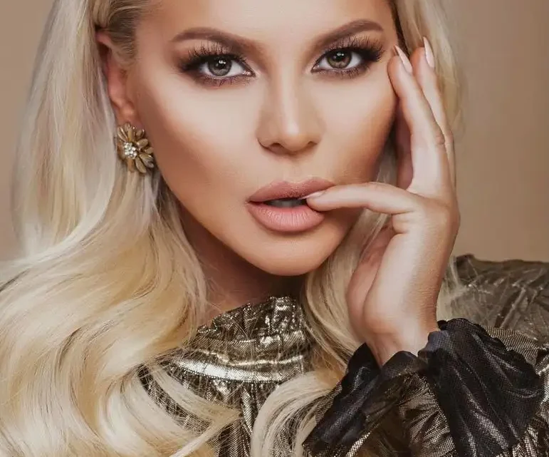 Desi Slava Bio: Partner, Sons, Age, Net Worth, Albums, The Voice, Career, Instagram