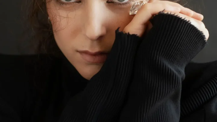 Roni Daloomi Biography: Daughter, Songs, Net Worth, Ethnicity, Movies, Husband, Age, Height, Parents