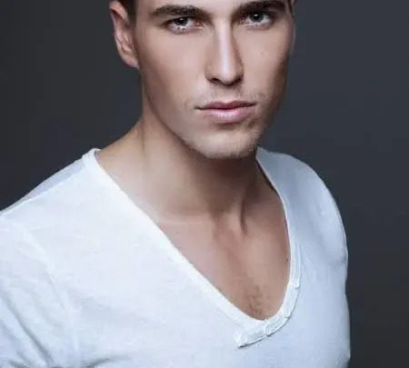 Omer Dror Biography: Movies, Parents, Ethnicity, Height, Age, Partner, Net Worth