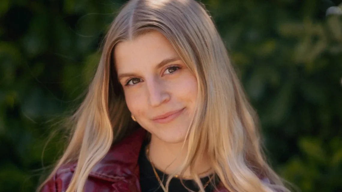 Nona Van Braeckel Biography: Age, Career, Net Worth, Parents, Boyfriend, Ethnicity,