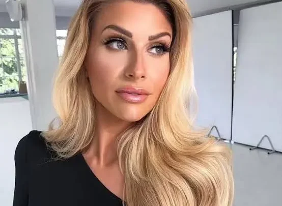 Sophie Rose Hinchliffe Biography: Instagram, Net Worth, Age, Height, Books, Parents, Awards, Ethnicity