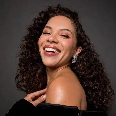 Saffron Marni Coomber Biography: Parents, Awards, Net Worth, Sister, Height, Age, Movies, Ethnicity