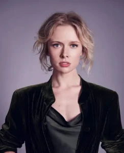 Amelia Eve