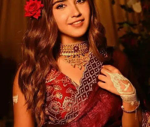 Roshni Walia Biography: Height, Parents, Age, Net Worth, Boyfriend, Movies, Sister, Instagram