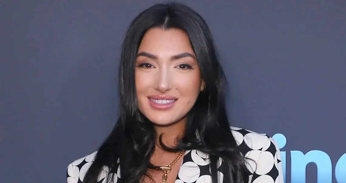 Ella Ding Biography: Age, Net Worth, Height, Daughter, Mother, Podcast, Husband