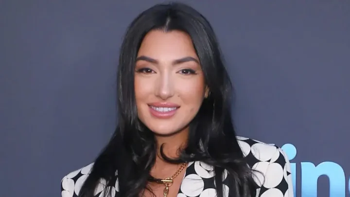 Ella Ding Biography: Age, Net Worth, Height, Daughter, Mother, Podcast, Husband