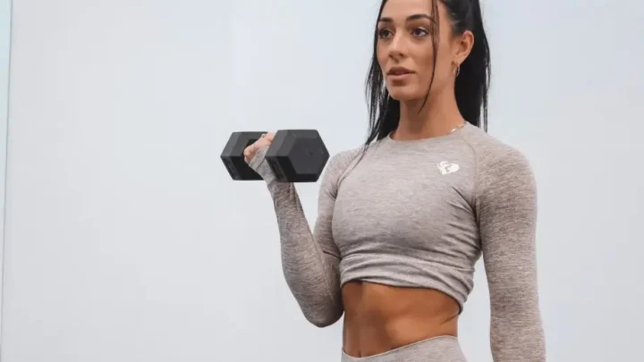 Danielle Robertson Biography: Boyfriend, Age, Net Worth, Height, Brother, Career, Instagram