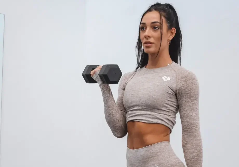 Danielle Robertson Biography: Boyfriend, Age, Net Worth, Height, Brother, Career, Instagram