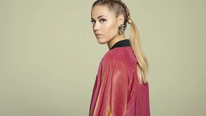 Julie Bergan Bio: Siblings, Age, Parents, Net Worth, Height, Career, Spouse, Songs, Albums