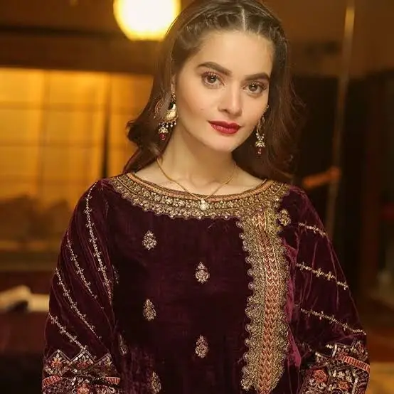 Minal Khan Biography: Parents, Age, Net Worth, Height, Husband, Son, Sister, Career, Movies