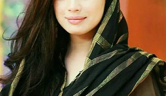 Sidra Batool Bio: Husband, Age, Net Worth, Height, Parents, Daughters, Career