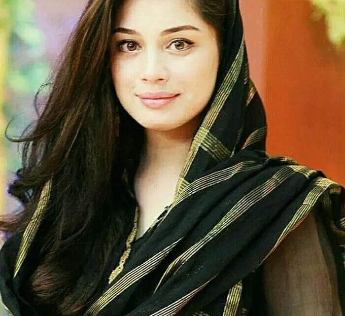 Sidra Batool Bio: Husband, Age, Net Worth, Height, Parents, Daughters, Career