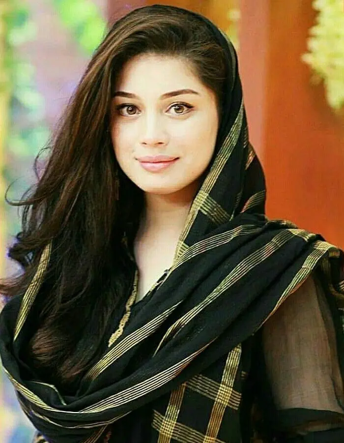 Sidra Batool Bio: Husband, Age, Net Worth, Height, Parents, Daughters ...