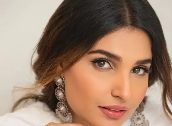 Amna Ilyas Bio: Age, Net Worth, Parents, Height, Sisters, Career, Husband, Instagram