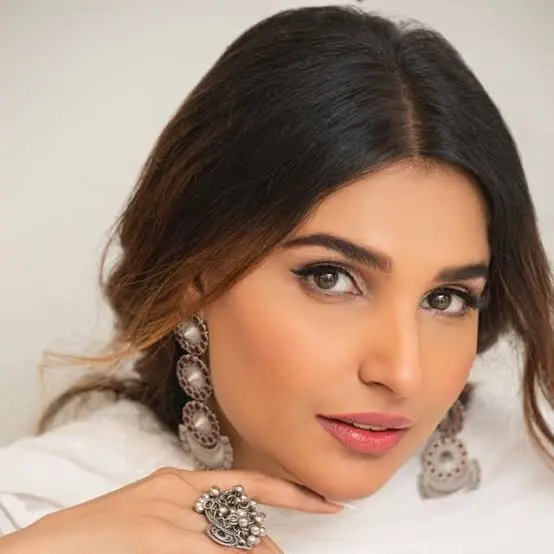 Amna Ilyas Bio: Age, Net Worth, Parents, Height, Sisters, Career, Husband, Instagram