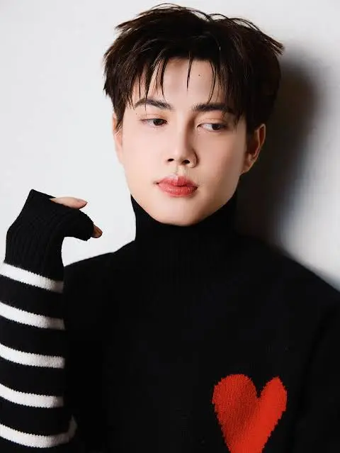 Atthanin Thaninpanuvivat Biography: Songs, Instagram, Height, Movies, Age, Parents, Ethnicity, Net Worth