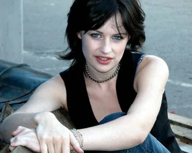 Amy Belle Bio: Age, Net Worth, Parents, Siblings, Height, Songs, Albums, Spouse