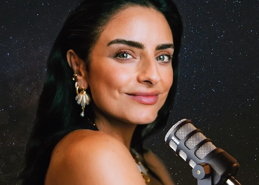 Aislinn Derbez Bio: Daughter, Age, Net Worth, Height, Parents, Movies & TV Shows, Ex-Husband, Business