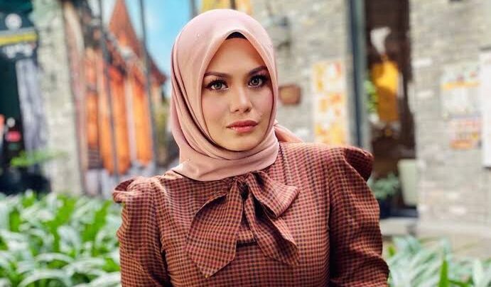 Zulin Aziz Biography: Net Worth, Age, Height, Parents, Career, Husband, Movies, Instagram