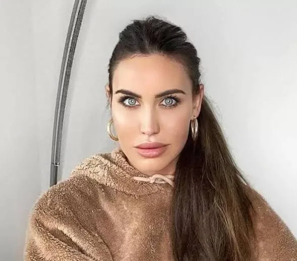 Eva Jarit Biography: Age, Instagram, Songs, Fashion Nova, Parents, Net Worth, Height, Husband