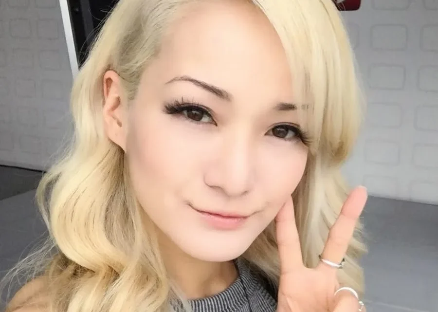 Reina Scully Biography: Age, Husband, Career, Net Worth, Parents, Height, YouTube, Wiki