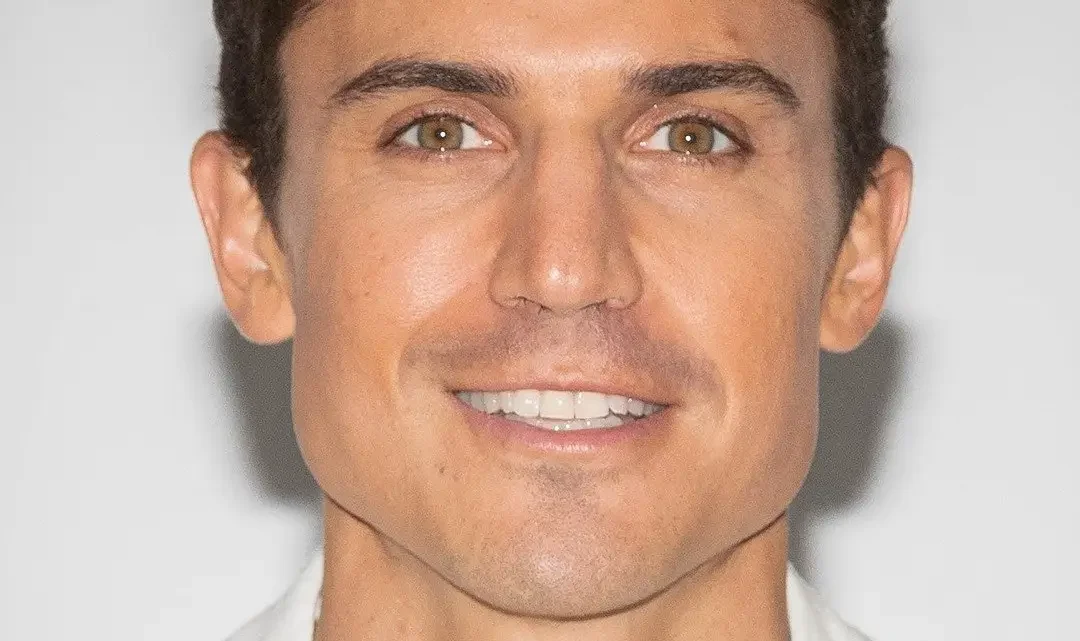 Álex González Biography: Ethnicity, Parents, Net Worth, Age, Movies, Awards, Instagram, Height, Songs