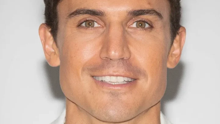 Álex González Biography: Ethnicity, Parents, Net Worth, Age, Movies, Awards, Instagram, Height, Songs