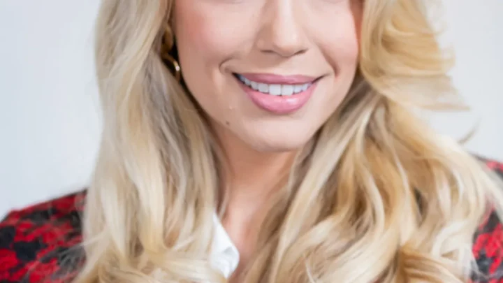 Lara-Isabelle Rentinck Bio: Songs, Net Worth, Ethnicity, Tv Shows, Age, Height, Husband