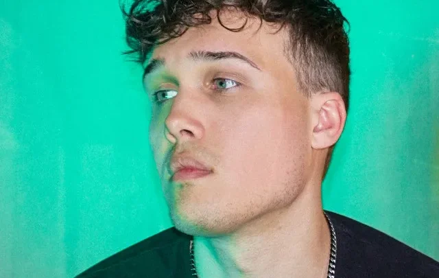 Efraim Leo Biography: Album, Net Worth, Parents, Age, Height, Ethnicity, Songs