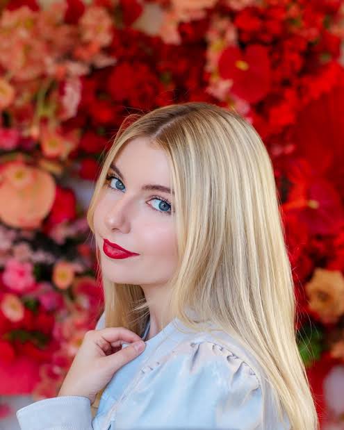 Brooke Barry Biography: Age, Net Worth, Parents, Height, Career, Boyfriend, Songs, Instagram