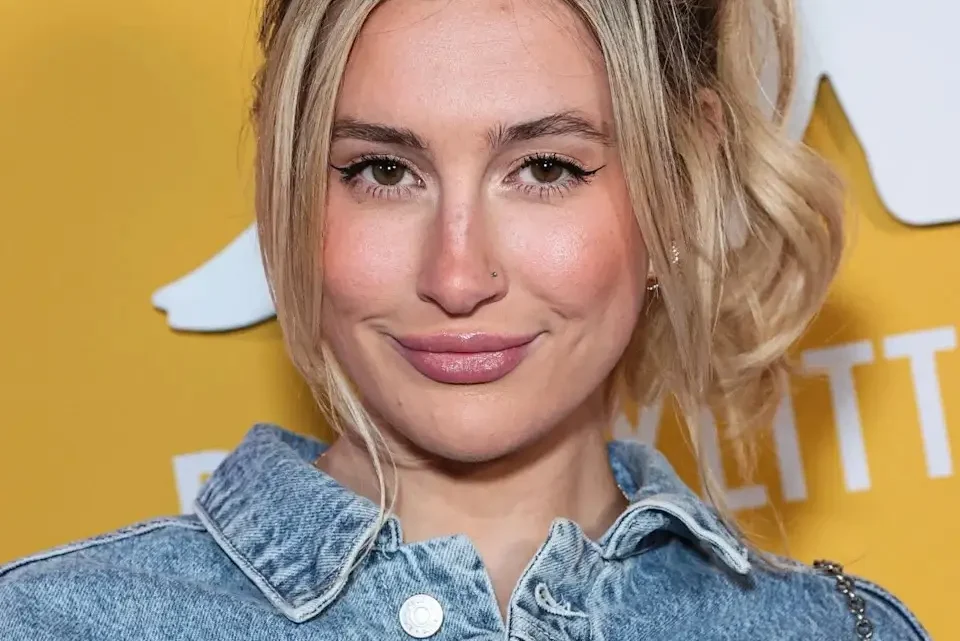 Carly Lawrence Biography: Age, Height, Parents, Net Worth, Boyfriend, Instagram, TV Shows