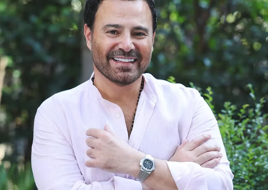 Assi El Hallani Biography: Wife, Kids, Albums, Net Worth, Age, Career, Songs, YouTube, Albums