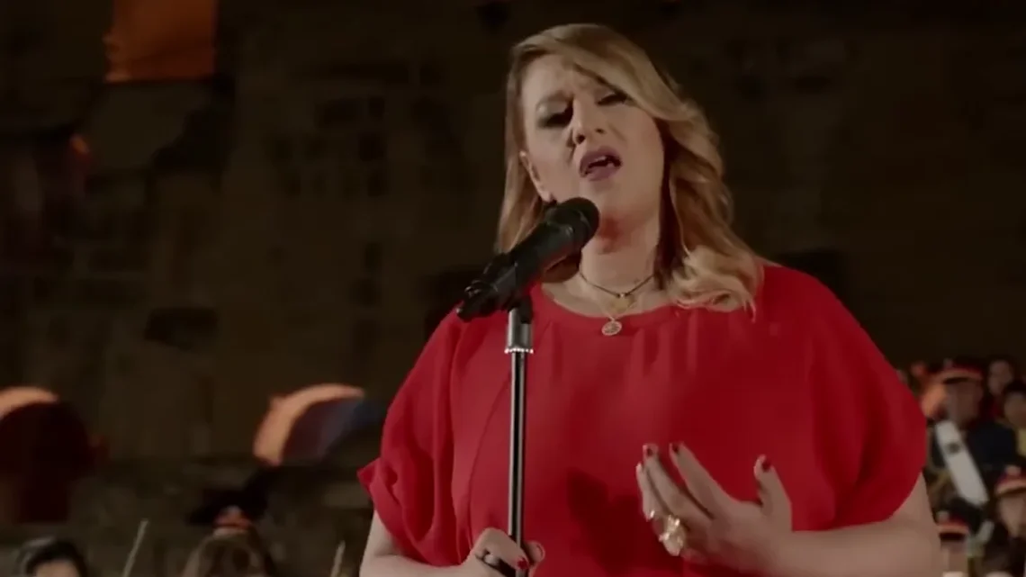 Amina Fakhet Biography: Age, Husband, Songs, Net Worth, Daughter, Parents, Height, Albums