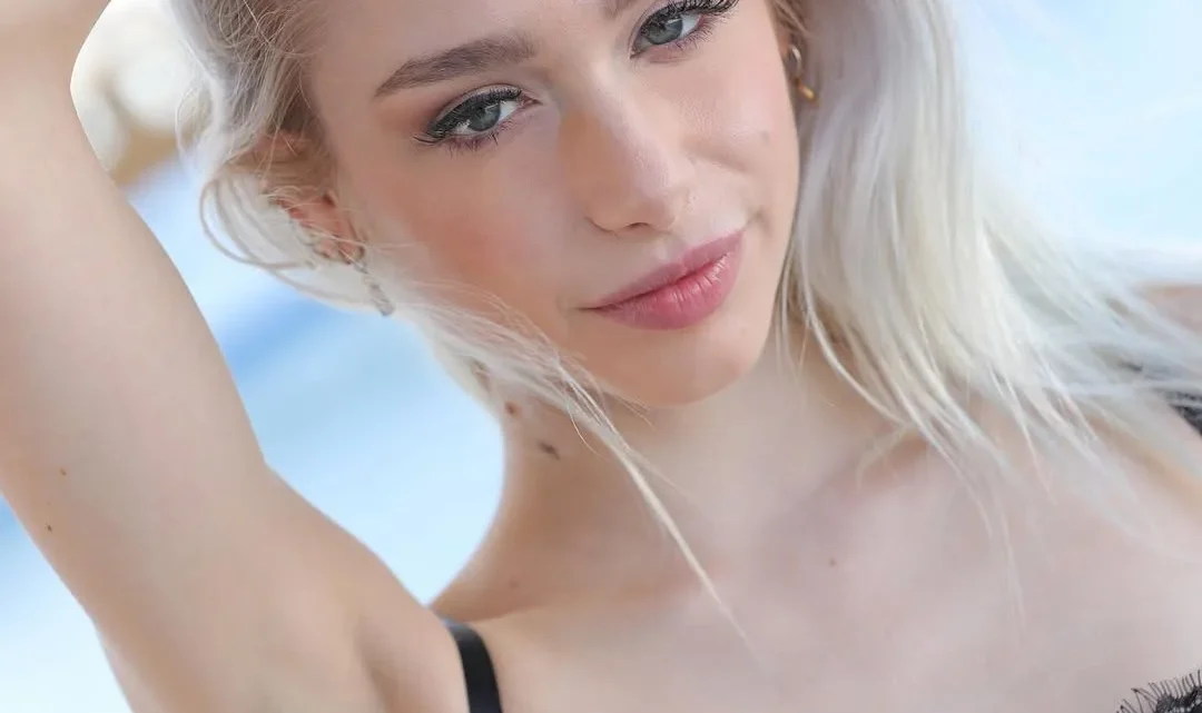 Scarlett Hampton Biography: Net Worth, Boyfriend, Adult Films, Age, Height, Parents, Instagram