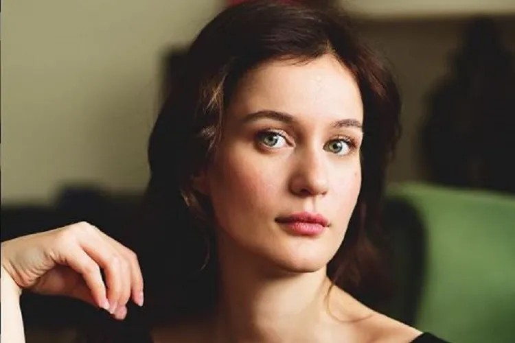 Berna Koraltürk Biography: Age, Husband, Height, Net Worth, Parents, Movies & TV Shows, Fashion, Wiki