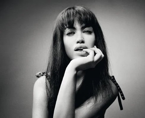 Aura Dione Biography: Parents, Album, Ethnicity, Age, Net Worth, Songs, Religion