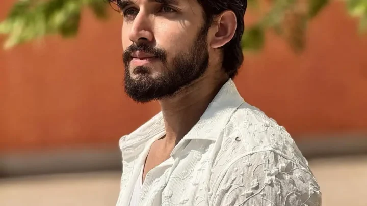 Paras Kalnawat Biography: Height, Age, Parents, Net Worth, Movies, Wife, Girlfriend