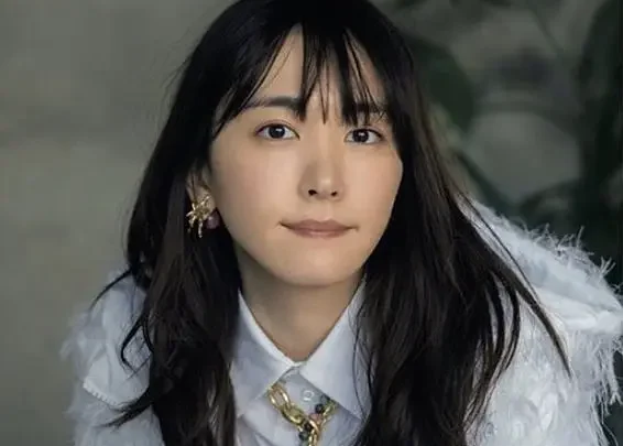 Yui Aragaki Biography: Height, Parents, Age, Net Worth, Siblings, TV Series, Albums, Movies, Awards, Husband