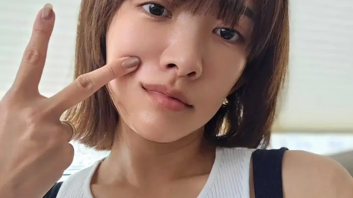 Natsuna Biography: Brothers, Birthday, Height, Parents, Age, Net Worth, Daughters, TV Series, Movies, Husband