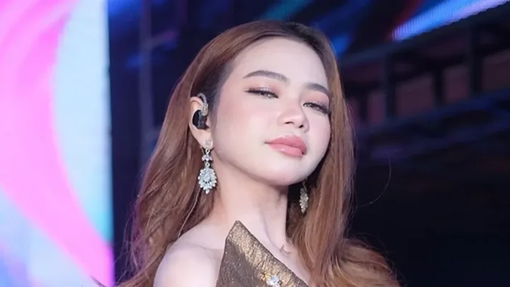 Putri Isnari (Singer) Biography: Spouse, Net Worth, Instagram, Parents, Age