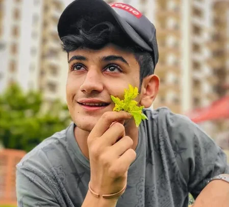 Maaz Safder Biography: Awards, Net Worth, YouTube, Age, Height, Ethnicity, Parents, Religion