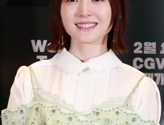 Kana Hanazawa Biography: Age, Husband, Net Worth, Anime Roles, Height, Parents, Songs, Nationality