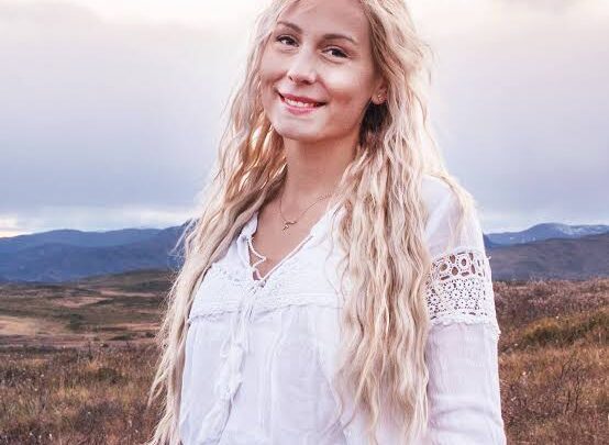 Jonna Jinton Biography: Age, Husband, Songs, Net Worth, Albums, Height, Parents, Siblings